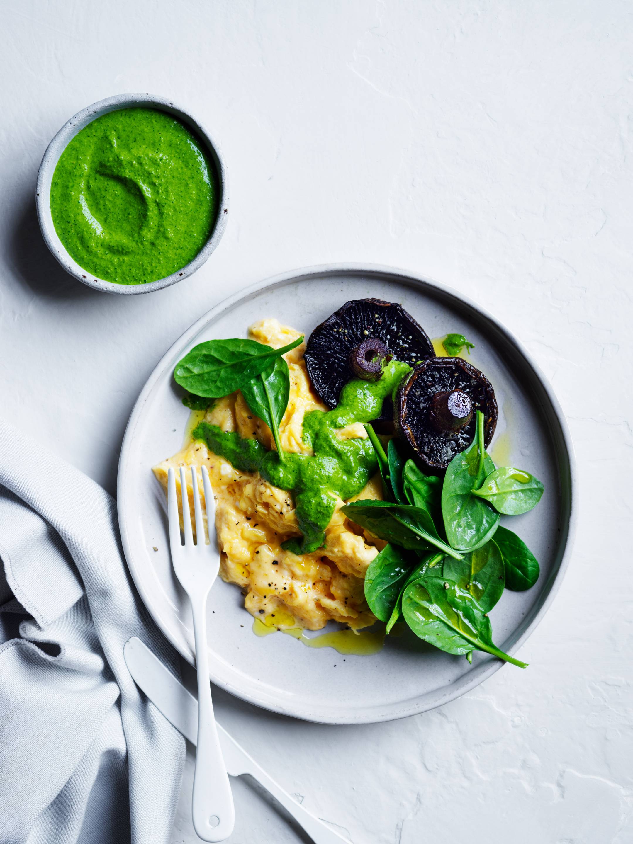scrambled eggs with spinach pesto and mushrooms